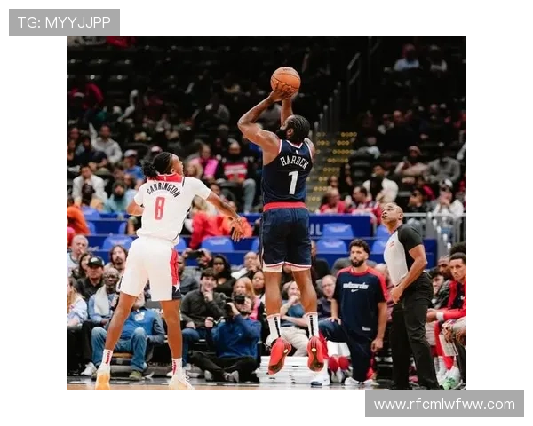 哈登半场表现出色10投6中砍下并列最高16分三分球命中率高达60无失误